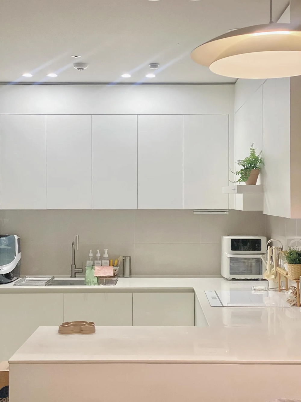 Lắp đặt đèn LED dây dưới tủ kệ khi decor nhà bếp nhỏ giúp không gian lung linh