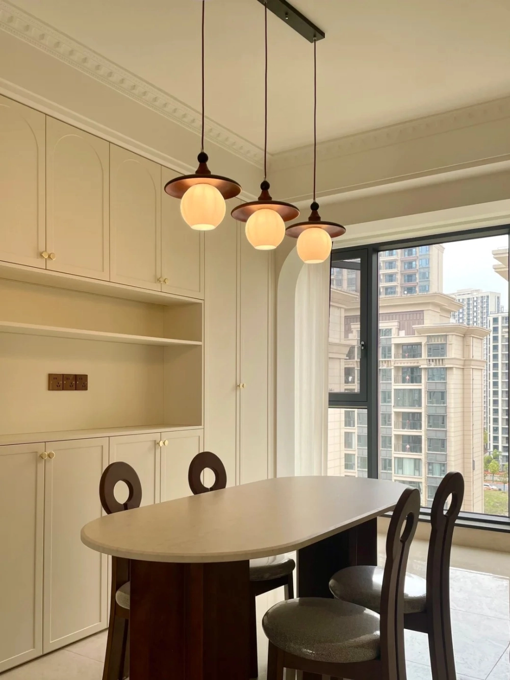 Đèn thả trang trí bàn ăn bằng gỗ mộc mạc tinh tế