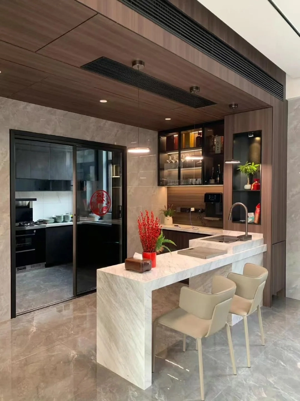 Thiết kế ghế bàn đảo bếp có chỗ để chân tiện lợi