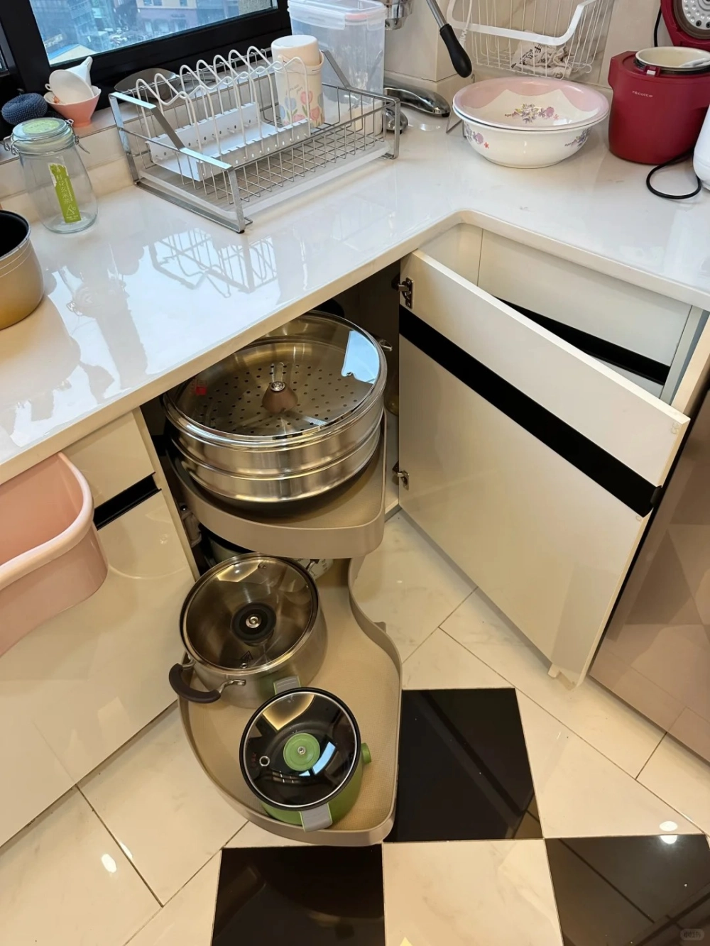 Phụ kiện kệ góc liên hoàn lắp đặt cho tủ bếp chữ l