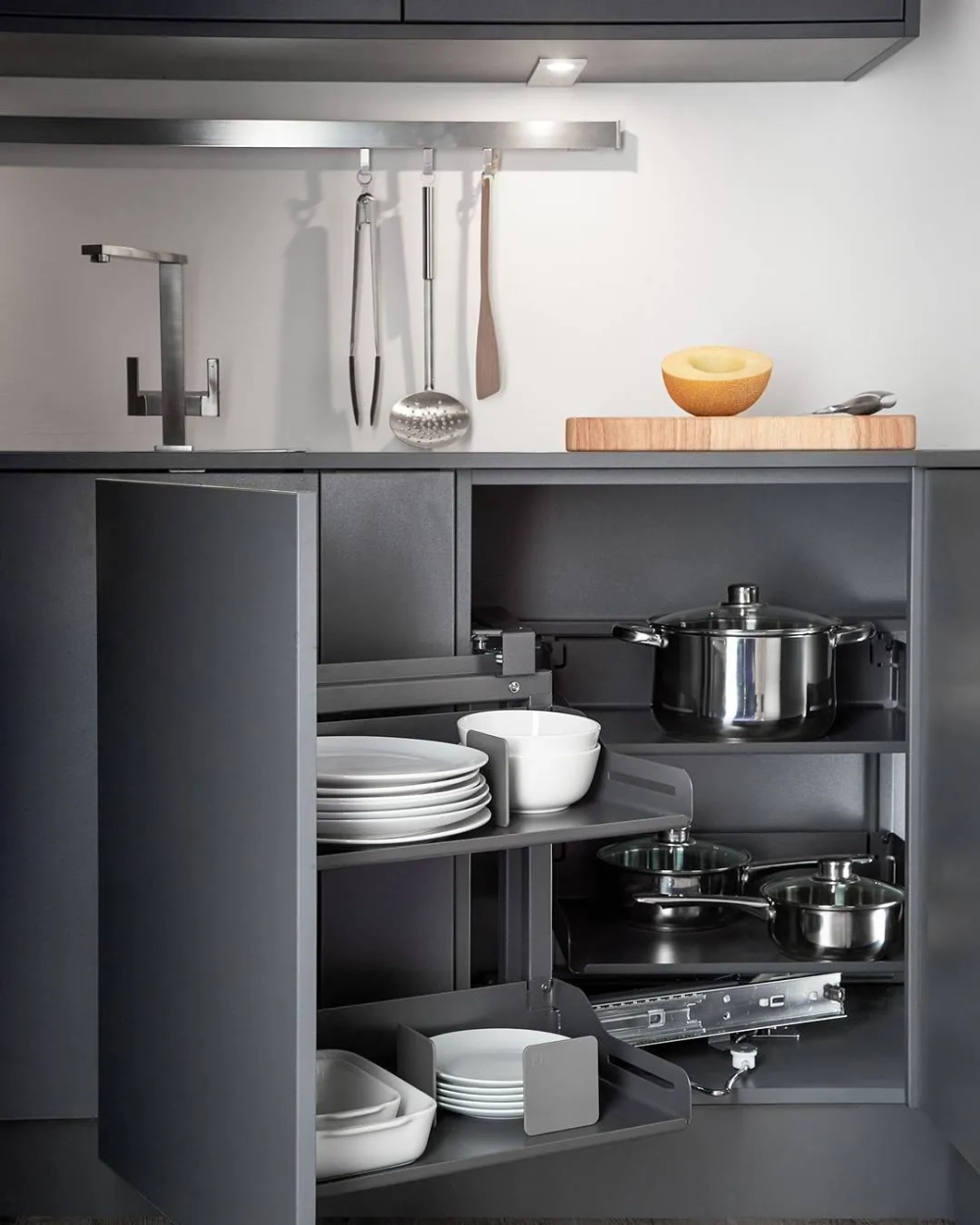 Lắp đặt kệ góc liên hoàn cánh kéo tiện lợi