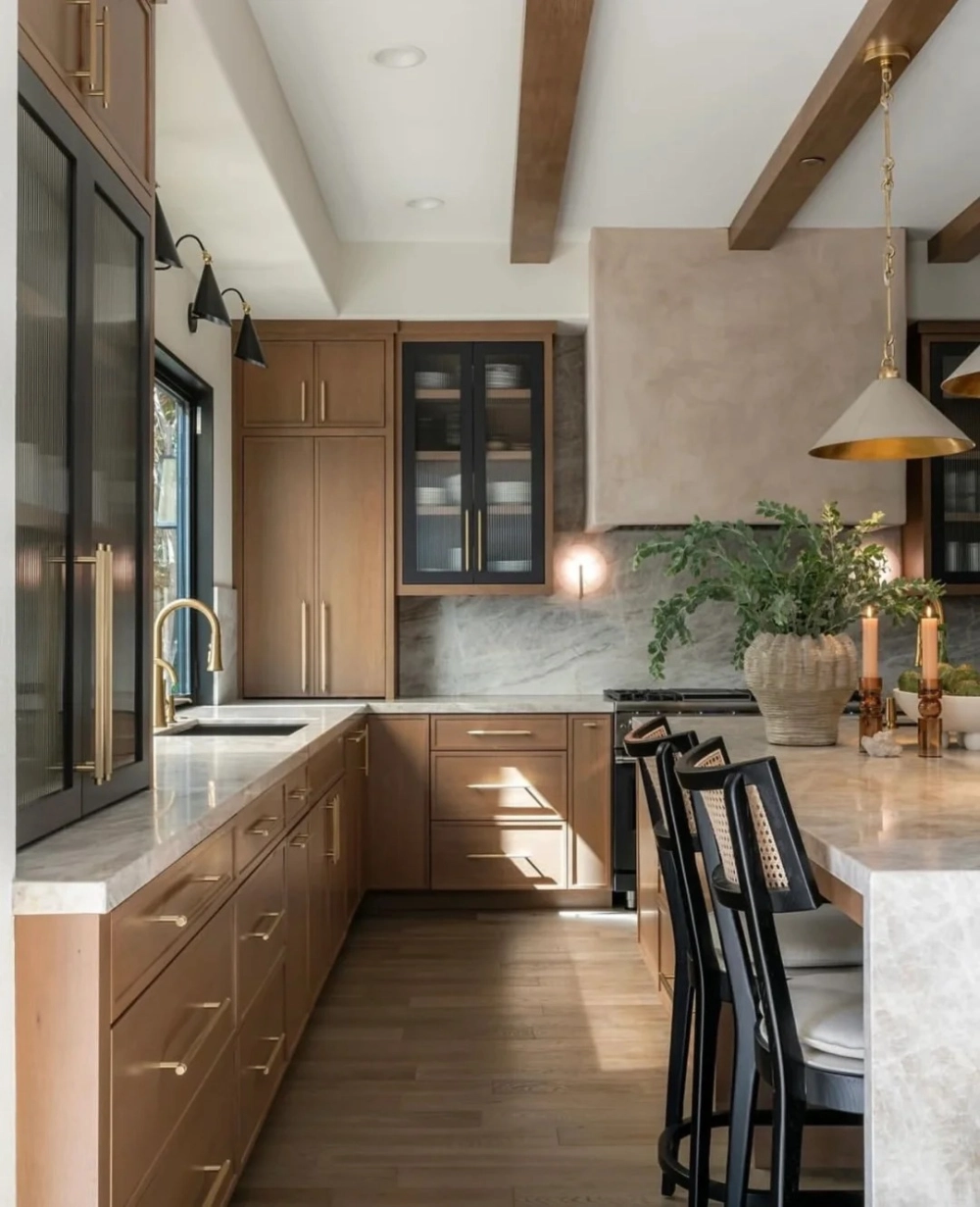 Mẫu tủ bếp kịch trần bằng gỗ cao cấp tối ưu không gian lưu trữ