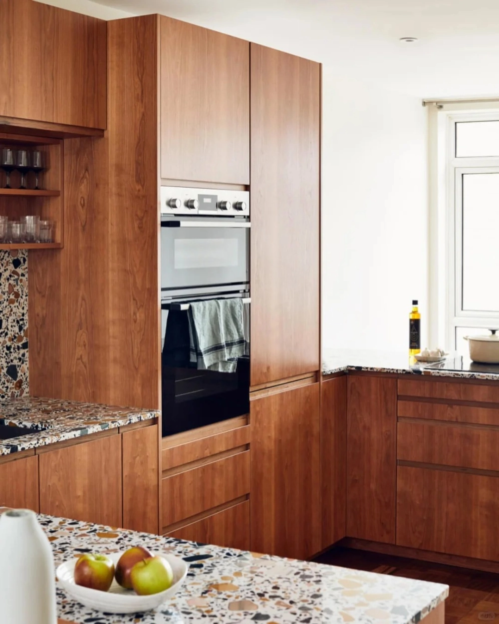 Thi công tủ bếp gỗ cao cấp phủ acrylic bóng gương bền đẹp