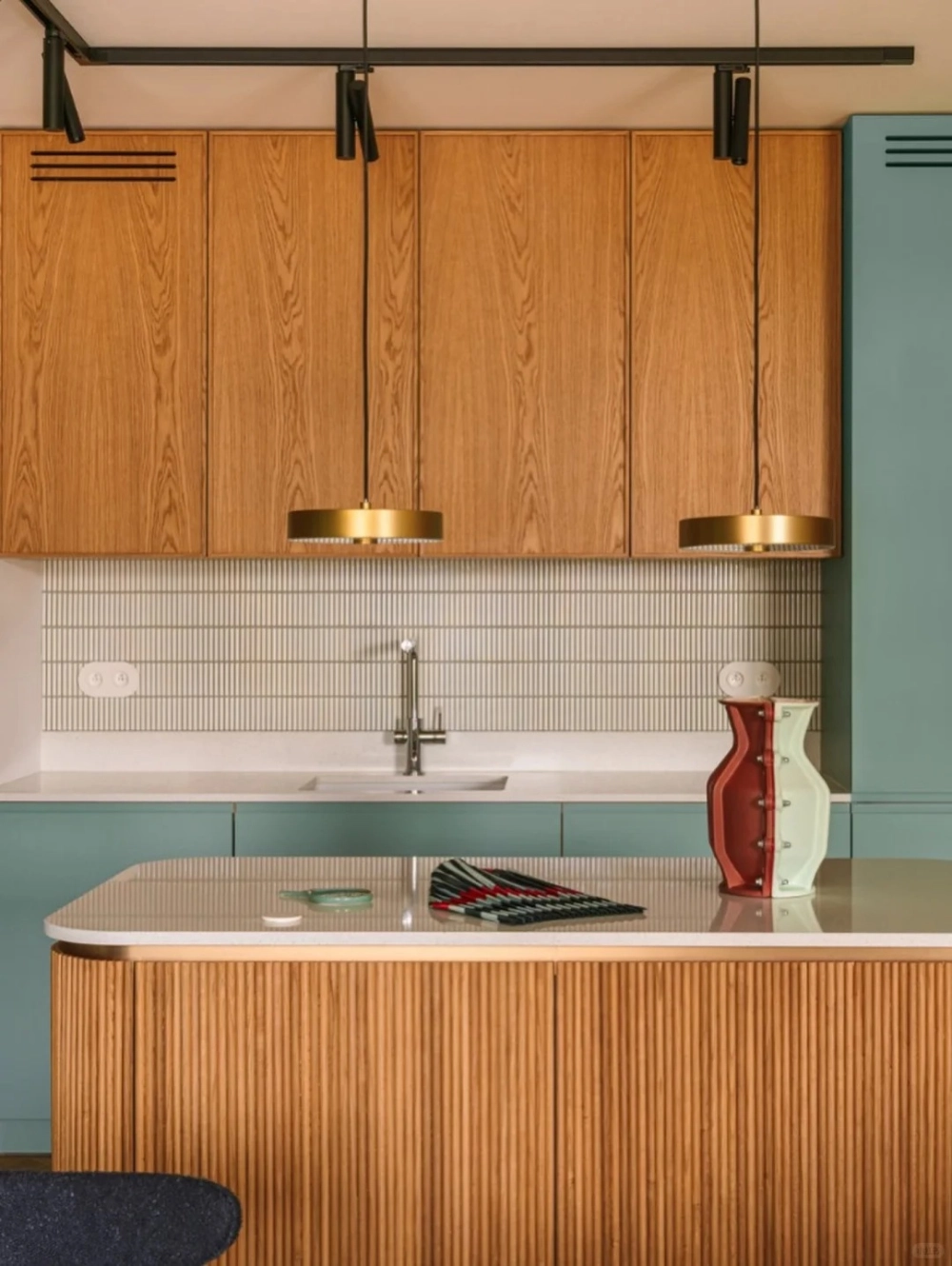 Tủ bếp gỗ cao cấp kết hợp đèn led trang trí bắt mắt