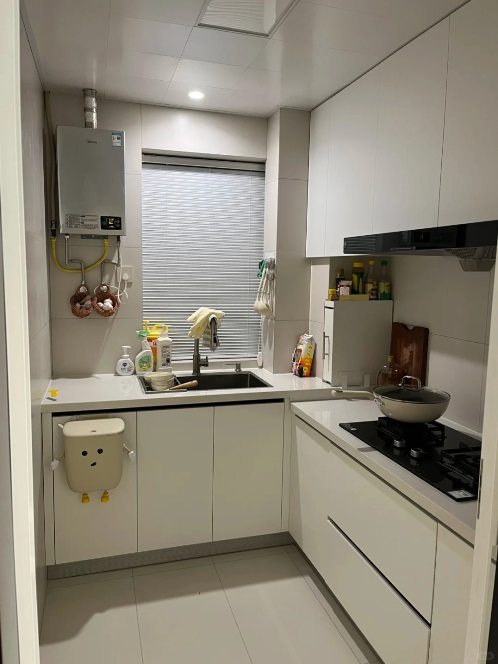 Thiết kế tủ bếp nhỏ màu xám ghi hiện đại kèm bồn rửa inox