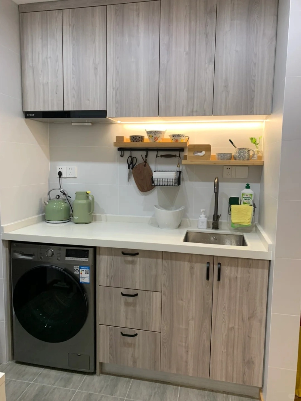 Tủ bếp mini có bồn rửa mặt đá nhân tạo chống thấm nước