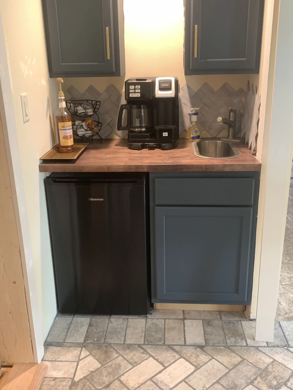 Thiết kế tủ bếp dưới có bồn rửa và ngăn kéo chia thìa dĩa