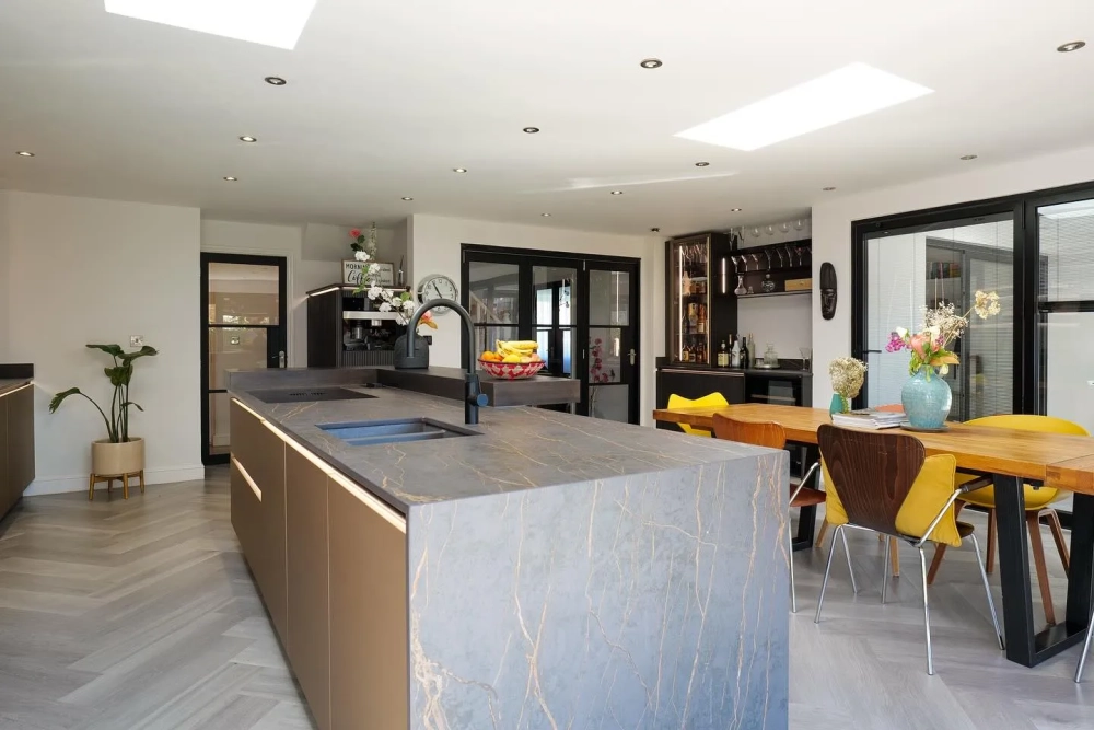 Tủ bếp thông minh chữ L màu trắng thanh lịch cho bếp nhỏ