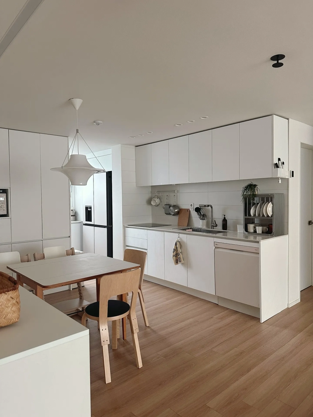 Tủ bếp gỗ công nghiệp vân gỗ đẹp tự nhiên và ấm cúng