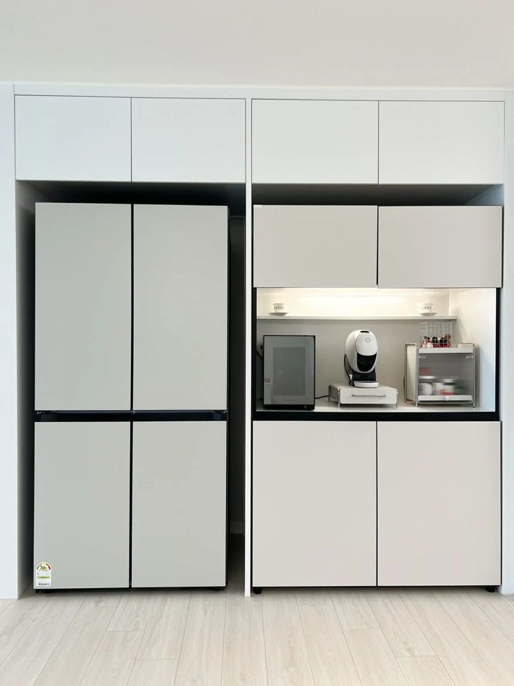 Mẫu bếp đẹp có bàn đảo đa năng tích hợp chậu rửa hiện đại