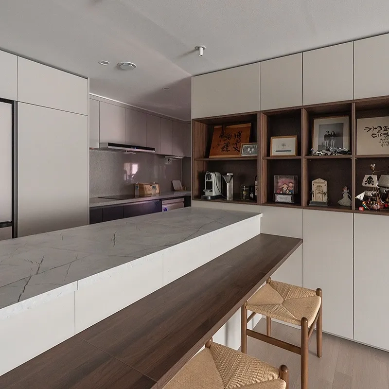 Thiết kế tủ để đồ nhà bếp chữ L hiện đại cho nhà phố